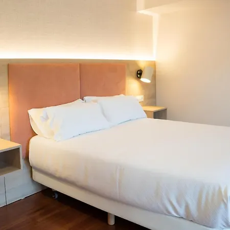 Parking Miradoiro De Belvis 2* サンティアゴ・デ・コンポステーラ